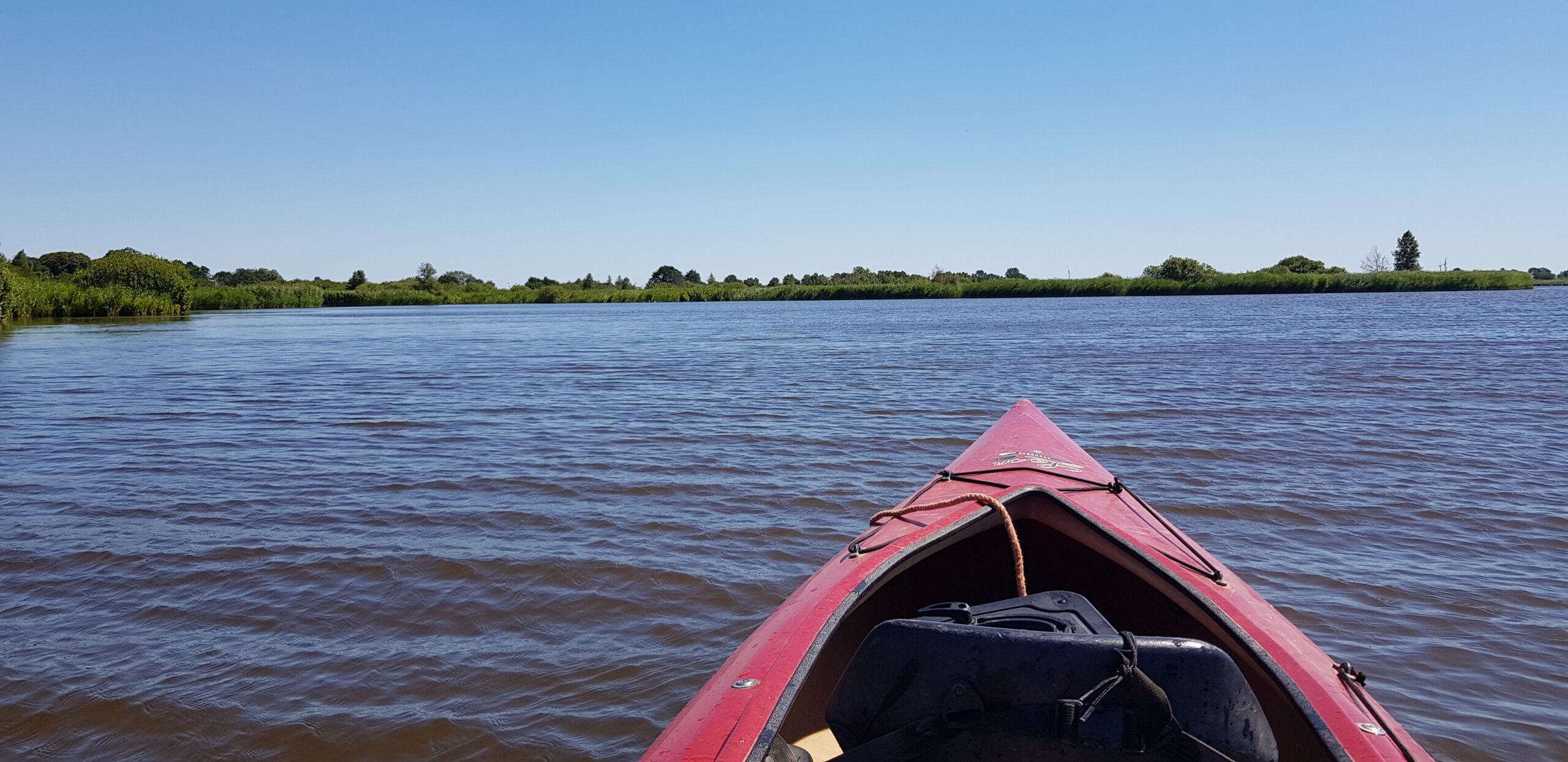 Großes Meer mit Kanu