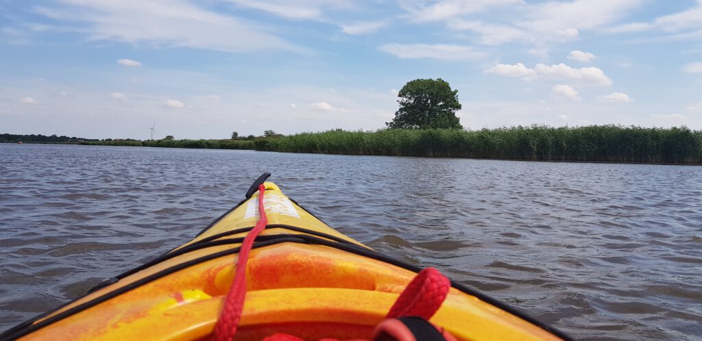 Großes Meer mit Kanu